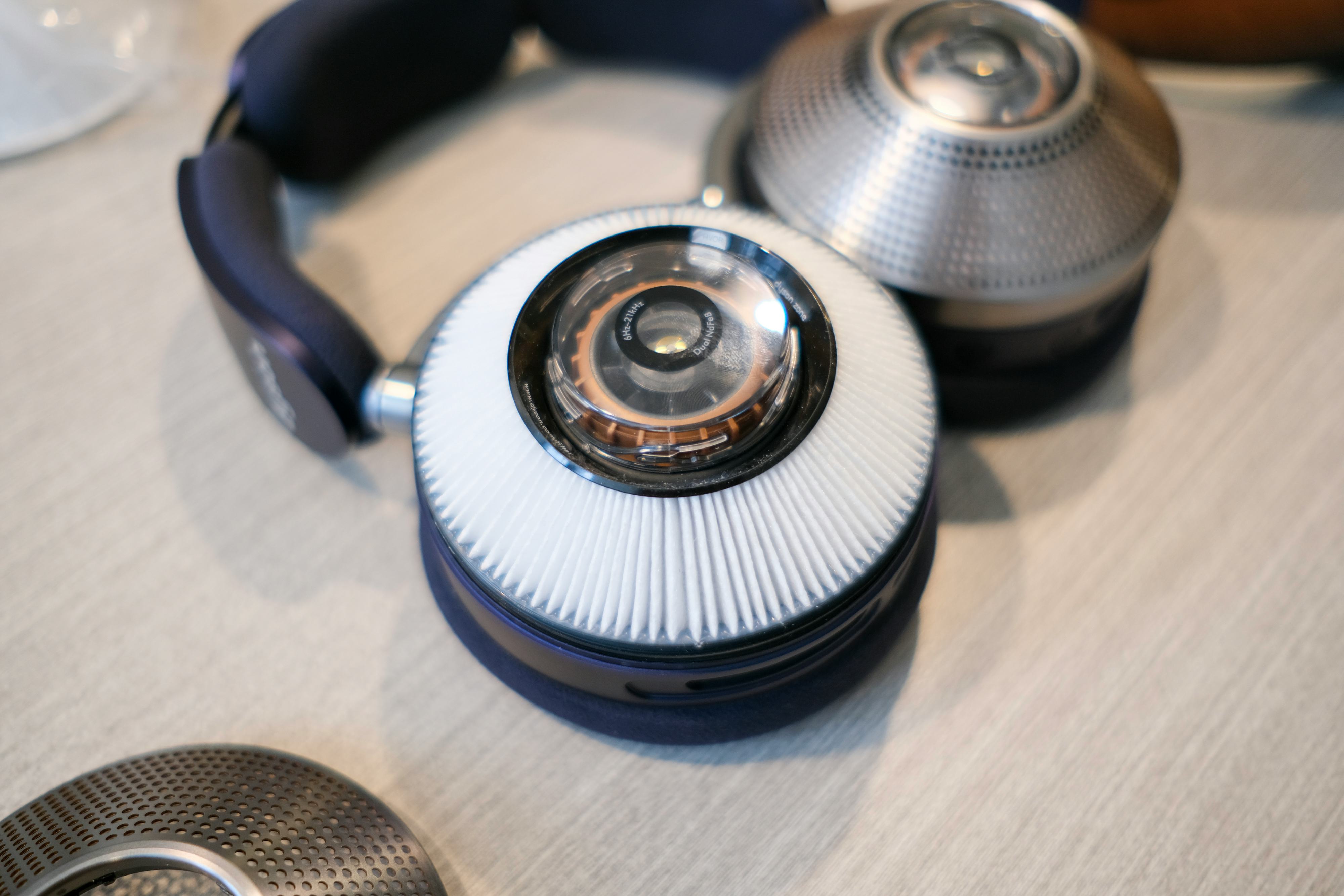 Dyson - エイニ様 Wearing Dyson's air-purifying headphones in New York City's