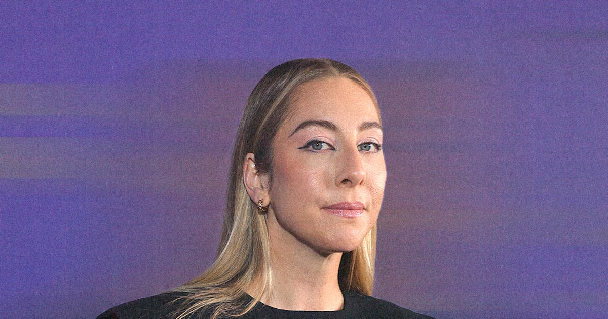 How Este Haim Became an Unofficial Member of The White Lotus Cast How Este Haim Became an Unofficial Member of The White Lotus Cast