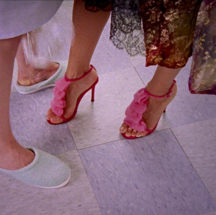 Carrie Bradshaw wears a pink shoe in a 'Sex and the City' hospital scene.