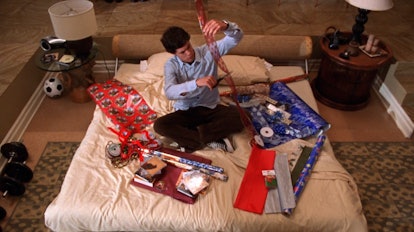 Seth (Adam Brody) wraps up his musical gifts to Summer and Anna on 'The O.C.' Season 1, Episode 13.