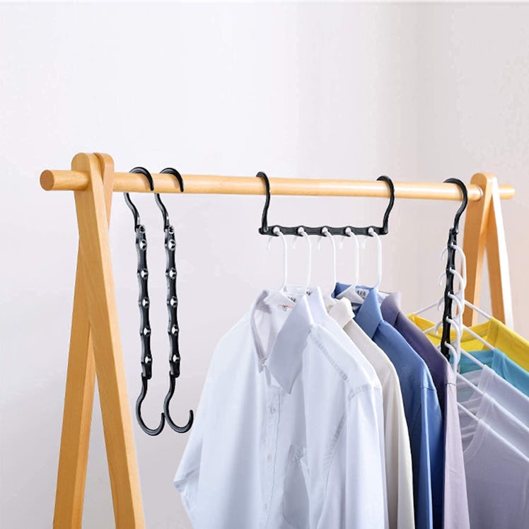 HOUSE DAY Black Magic Hangers Space Saving (10-Pack)