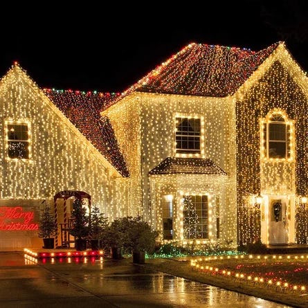 8 Outdoor Christmas Decorations That Would Make Clark Griswold Proud