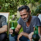 两个男人在后院喝啤酒。