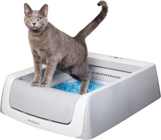 This litter robot alternative is budget-friendly and only needs to be cleaned once a month.
