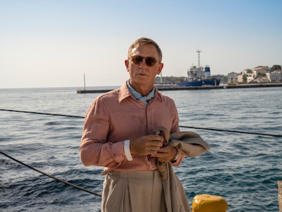 Benoit Blanc (Daniel Craig) wearing sunglasses in Glass Onion: A Knives Out Mystery