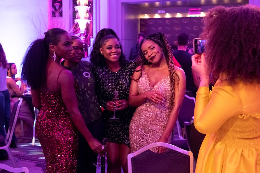 ‘Riches’ stars posing together