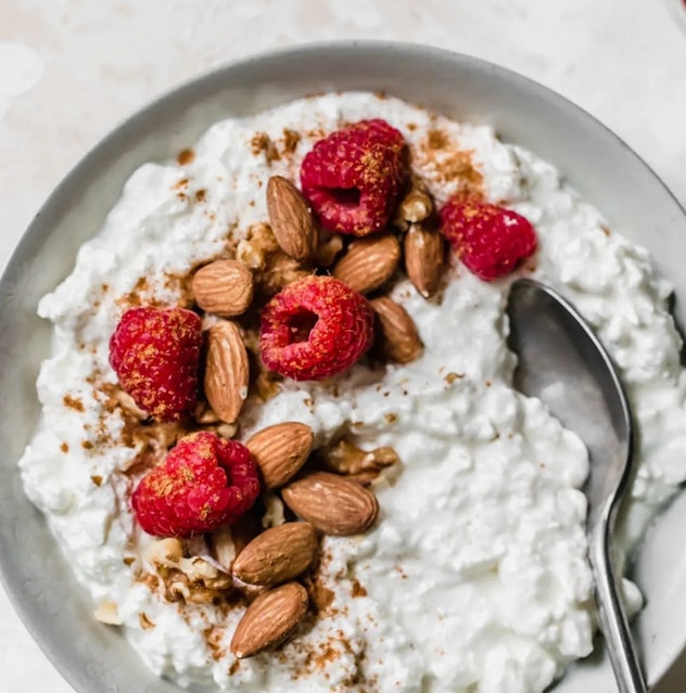 A cottage cheese breakfast bowl is an easy recipe for breastfeeding moms.