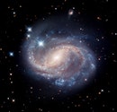在墨黑色的背景下，旋涡星系NGC 6956的蓝色漩涡格外引人注目。