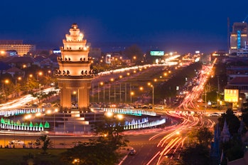 El monumento en Phnom Penh está iluminado por la noche