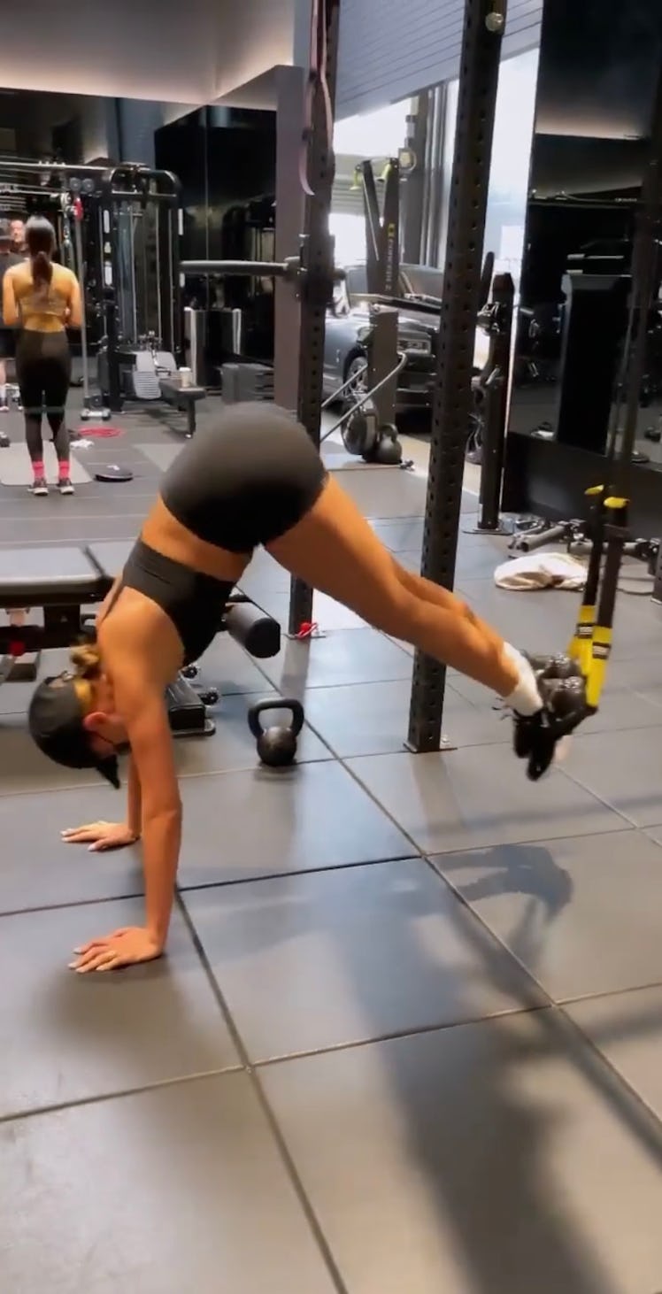 Hailey Bieber does an inverted V for a leg day workout. 
