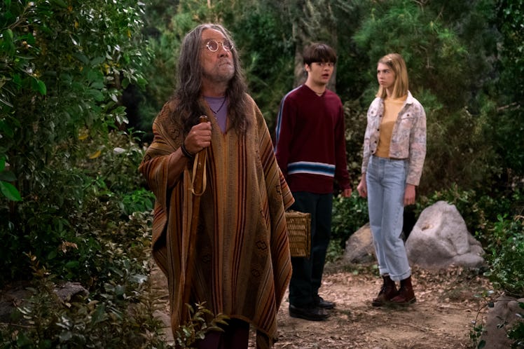 Tommy Chong as Leo, Mace Coronel as Jay Kelso, Callie Haverda as Leia Forman in That ‘90s Show. Cr. 