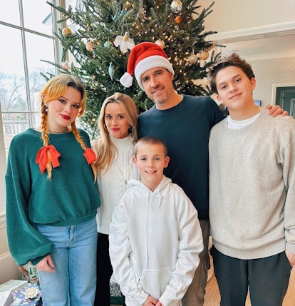 Reese Witherspoon with daughter in red lipstick with whole family on Christmas 2022