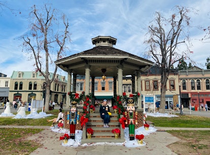 You can take a picture in the gazebo from 'Gilmore Girls' on the Stars Hollow set. 