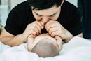 一个父亲嗤之以鼻的婴儿,躺着。