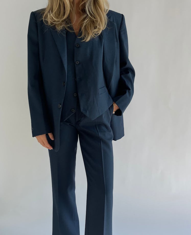 Havre Studio dark blue three-piece suit