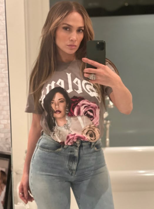 Jennifer Lopez sports a Selena Quintanilla T-shirt. Photo via On The JLo Newsletter/Jennifer Lopez