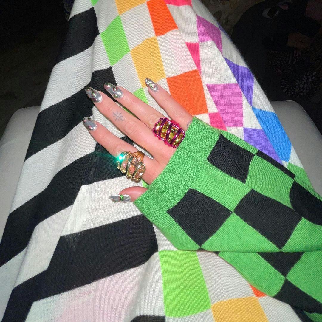 Dua&rsquo;s otherworldly nail art.
