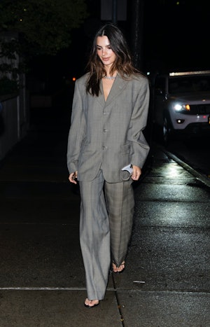 Emily Ratajkowski wearing a gray suit from Havre Studio.