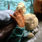 抱着毛绒玩具睡觉的孩子。