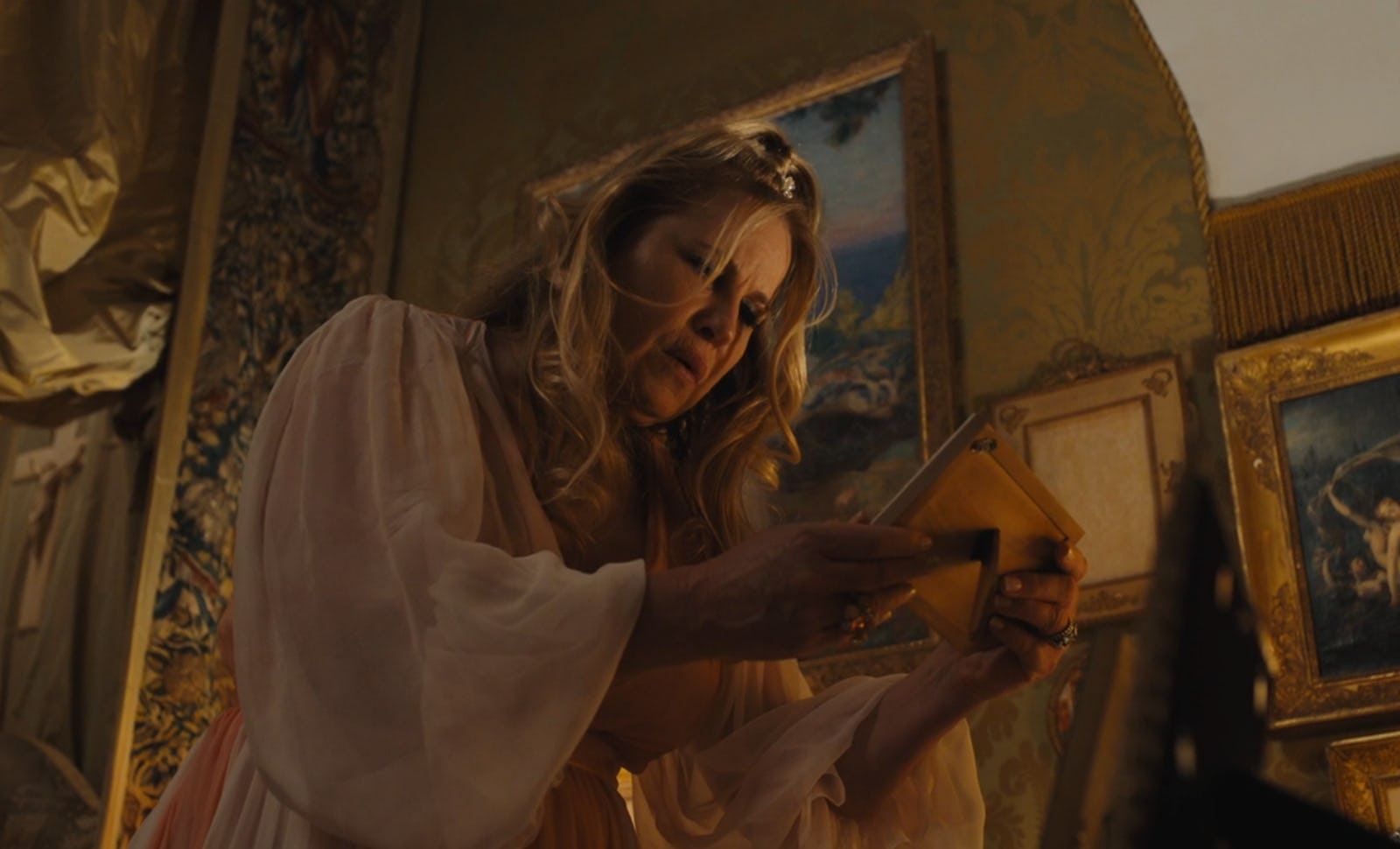 Tanya stumbled on a photo that looked like Quentin and Greg and it confirmed a 'White Lotus' theory.