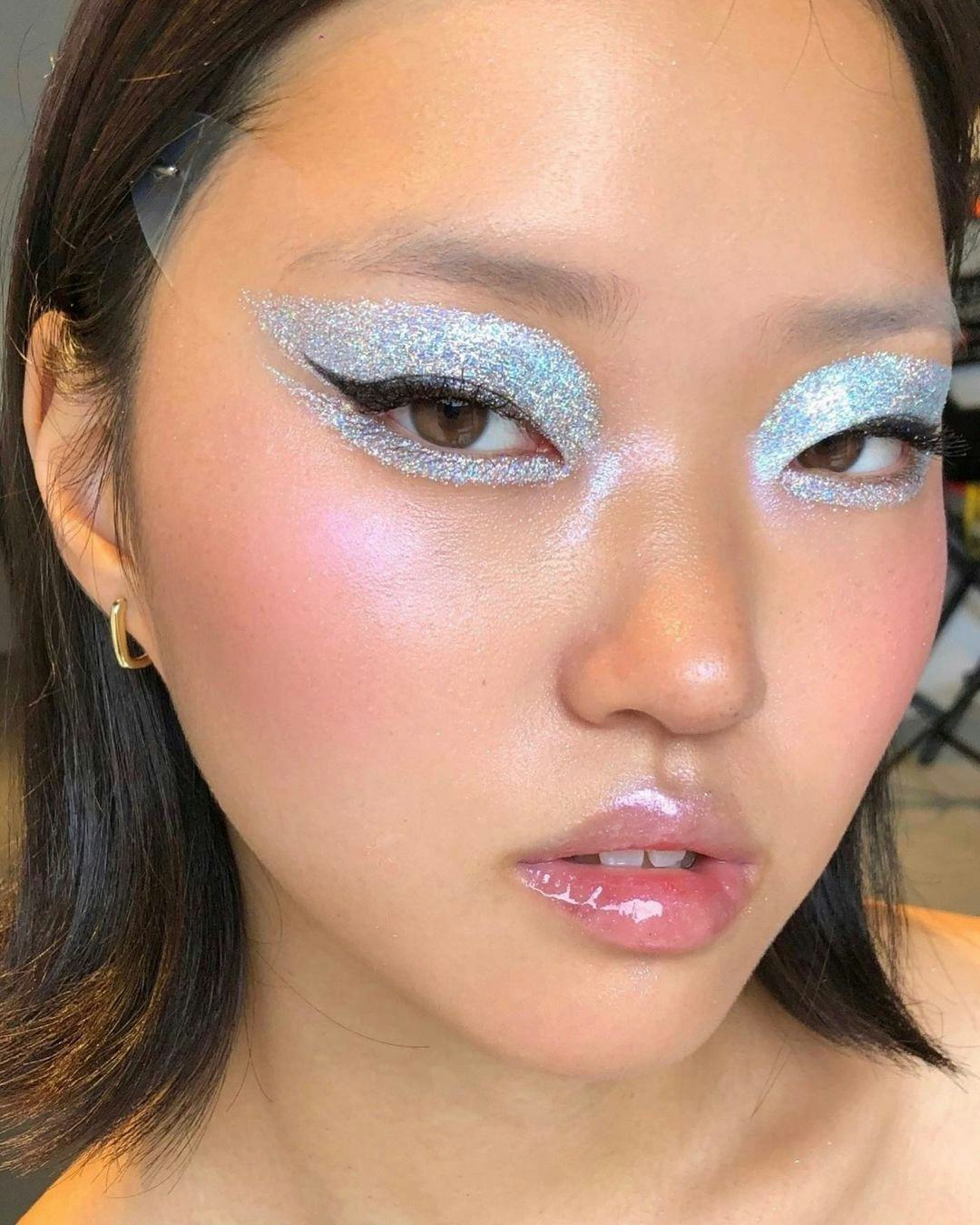 Here are party makeup looks to inspire ideas for the holiday season, from graphic eyeliner to hologr...