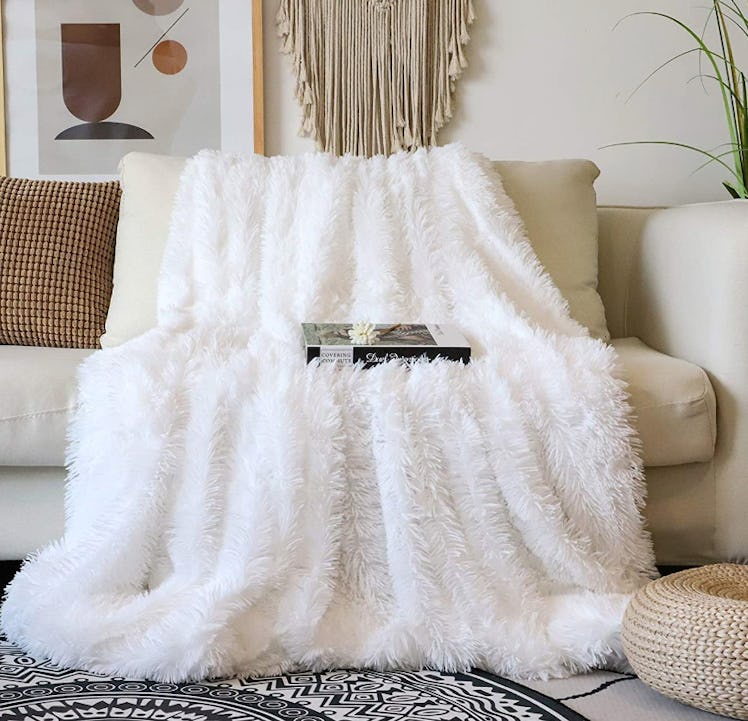 Tuddrom Decorative Extra Soft Faux Fur Throw Blanket