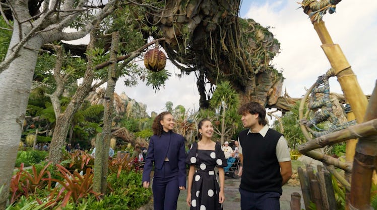 The cast of 'Avatar: The Way of Water' visit Disney World and point out the 'Avatar: The Way of Wate...