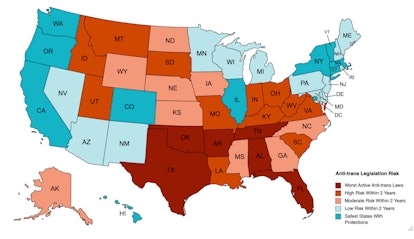 这张地图显示了哪些州制定反跨性别法的风险最高，这些法律伤害了孩子。