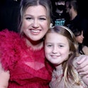 Singer Kelly Clarkson took her daughter River to the 2022 People's Choice Awards and gave her a prec...