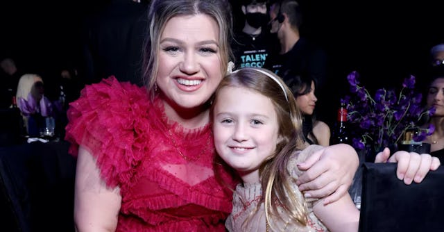 Singer Kelly Clarkson took her daughter River to the 2022 People's Choice Awards and gave her a prec...