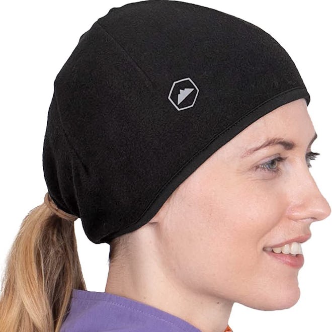 A brushed fleece lining, polyester, and spandex make this running beanie warm, comfortable, and ligh…
