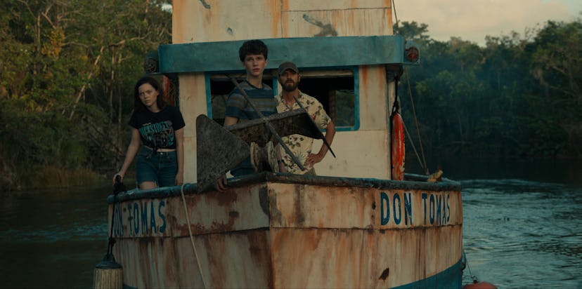 Logan Polish as Dina Fox, Gabriel Bateman as Charlie Fox, and Justin Theroux as Allie Fox, in ‘The M…