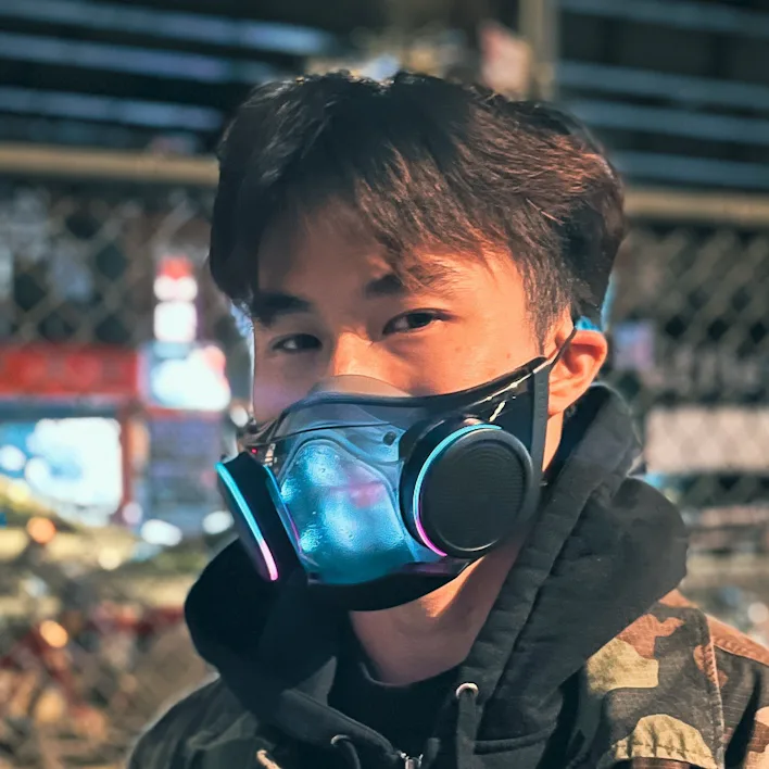 Inverse editor Raymond Wong wearing Razer Zephyr air purification mask