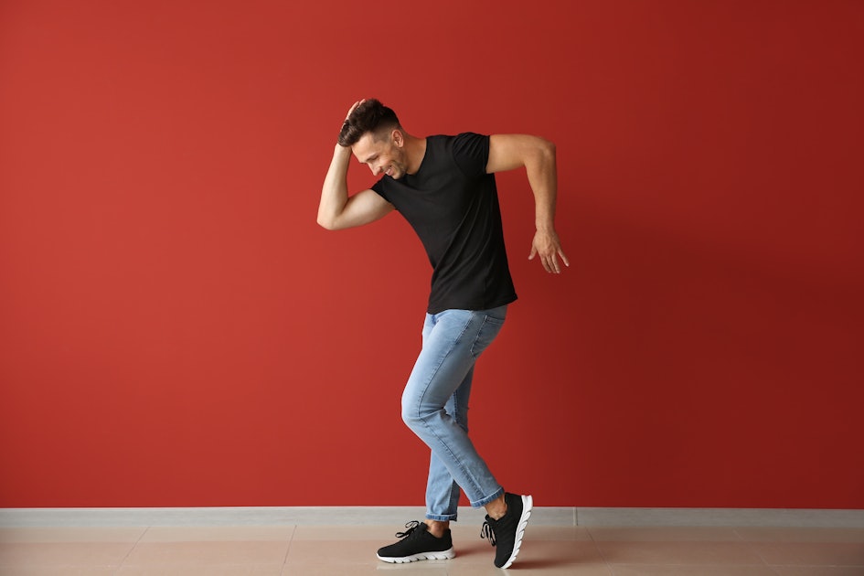 Caminar hacia atrás puede ayudar con el dolor de espalda y tiene otros beneficios para la salud