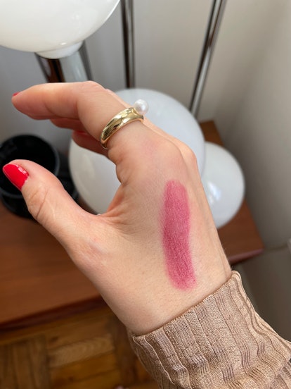A swatch of Violette_FR Bisou Blush in Aïssa on the back of a woman's hand. 
