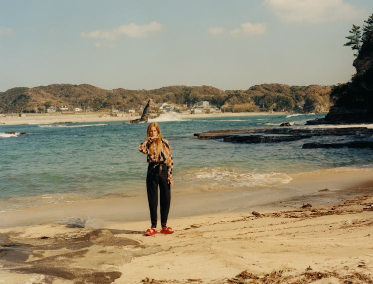 Rianne on the beach in Japan