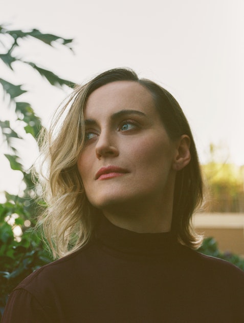 1200px x 630px - Taylor Schilling on 'Pam & Tommy' and '90s Internet Nostalgia
