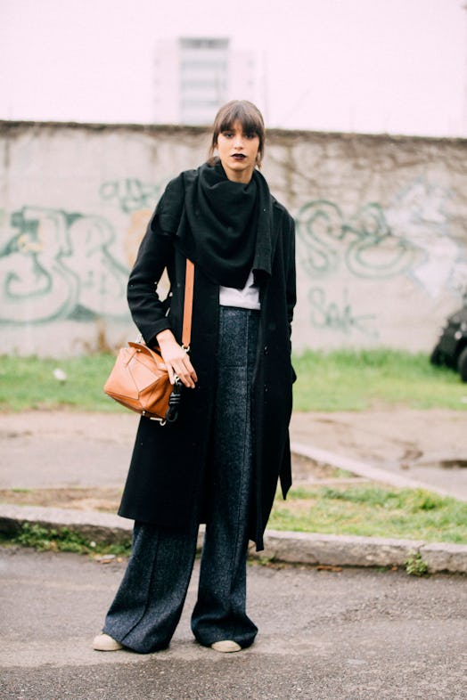 Young woman wearing the 2022 fashion trend: wide-legged pants.