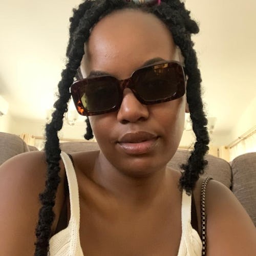 Bustle beauty writer Kui Mwai tried faux crochet butterfly locs as a protective hairstyle for natura...