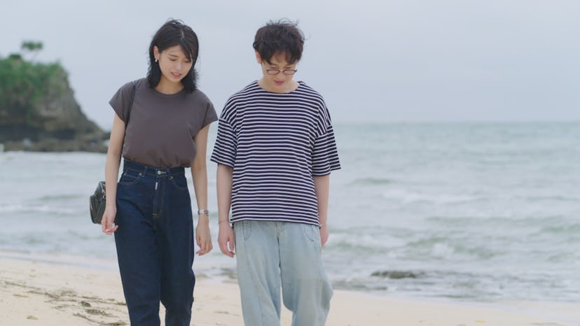 Minami and Mori walk on the beach after meeting face-to-face.