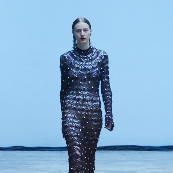 A model walking the Khaite Fall/Winter 2022 fashion show 