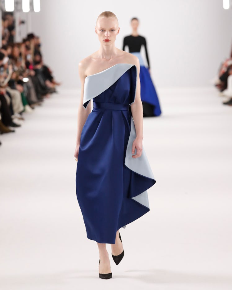 Model on the NY Fashion Week Fall 2022 runway in a Carolina Herrera blue dress