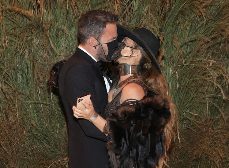 Ben Affleck and Jennifer Lopez kissing at the 2021 Met Gala 