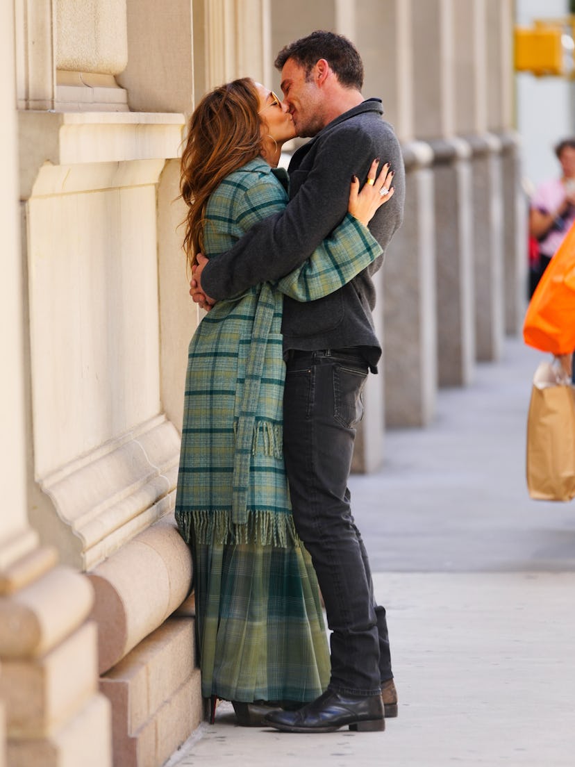 Jennifer Lopez and Ben Affleck kissing on the streets of New York City
