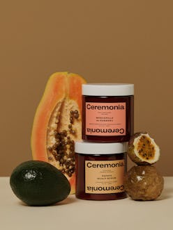 Ceremonia Papaya Scalp Scrub & Mascarilla de Babassu next to a papaya and an avocado