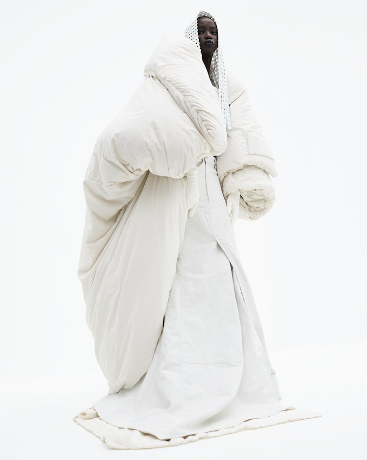 Model on the NY Fashion Week Fall 2022 in a Marc Jacobs oversized cream puffer dress