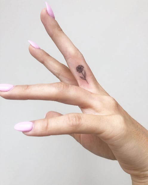 14 flower linework tattoo ideas, from single steps to happy daisies.