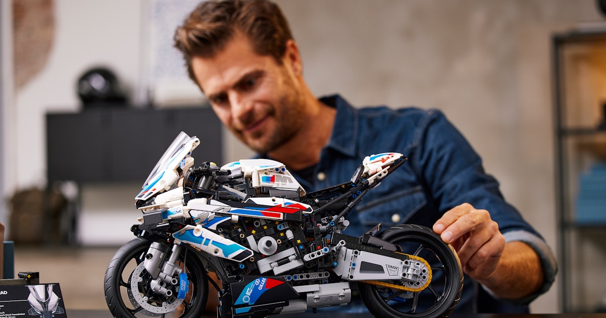 Look: This LEGO BMW motorcycle is a 1,920-piece engineering masterclass