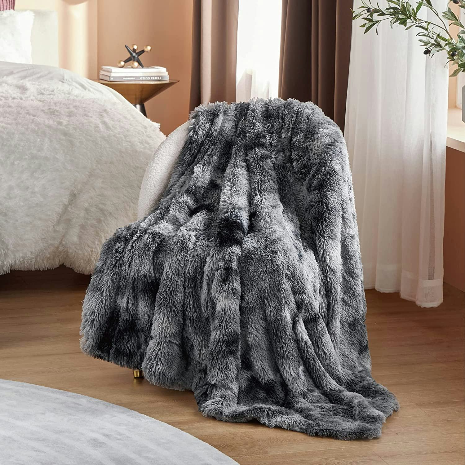 Bedsure Faux Fur Throw Blanket