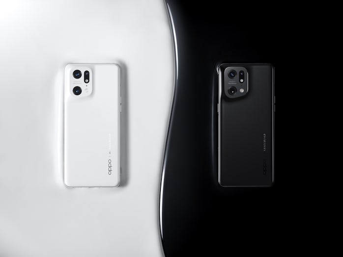 The Find X5 Pro in black and white